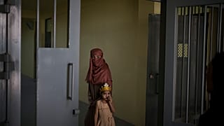 Afganistan'ın başkenti Kabil'deki Puli Çarhi Hapishanesi'nde kalan Raziye ve 6 yaşındaki kızı Aliya