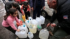 أشخاص يملأون أوعية بلاستيكية بمياه من صنبور ماء في دمشق، سوريا ، الاثنين ، 16 يناير / كانون الثاني 2017.