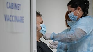 Un homme reçoit une troisième dose de vaccin Pfizer dans un centre vaccinal à Bucarest en Roumanie, le 28 septembre 2021