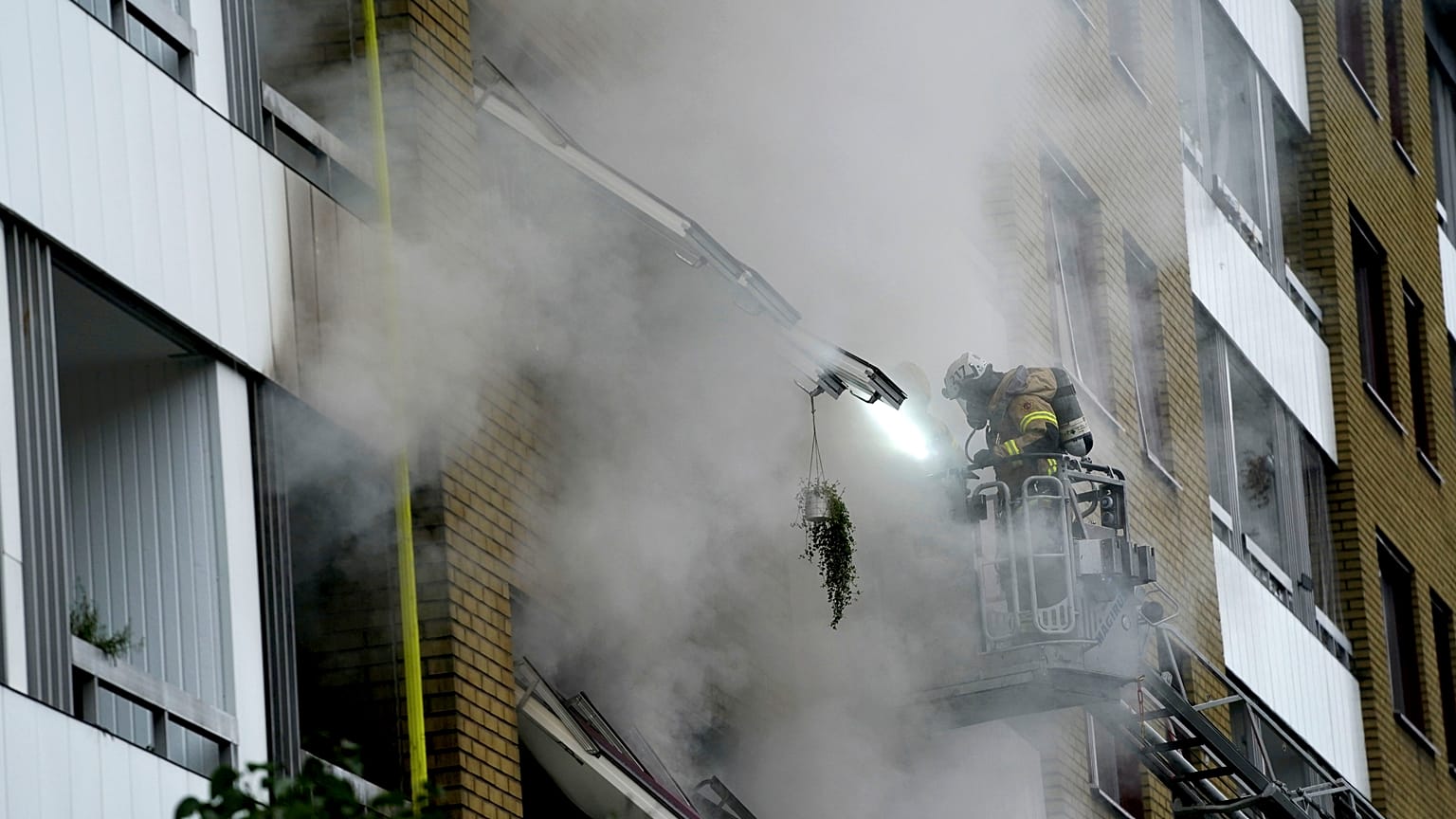 The explosion took place shortly before 05:00 CET on Tuesday.
