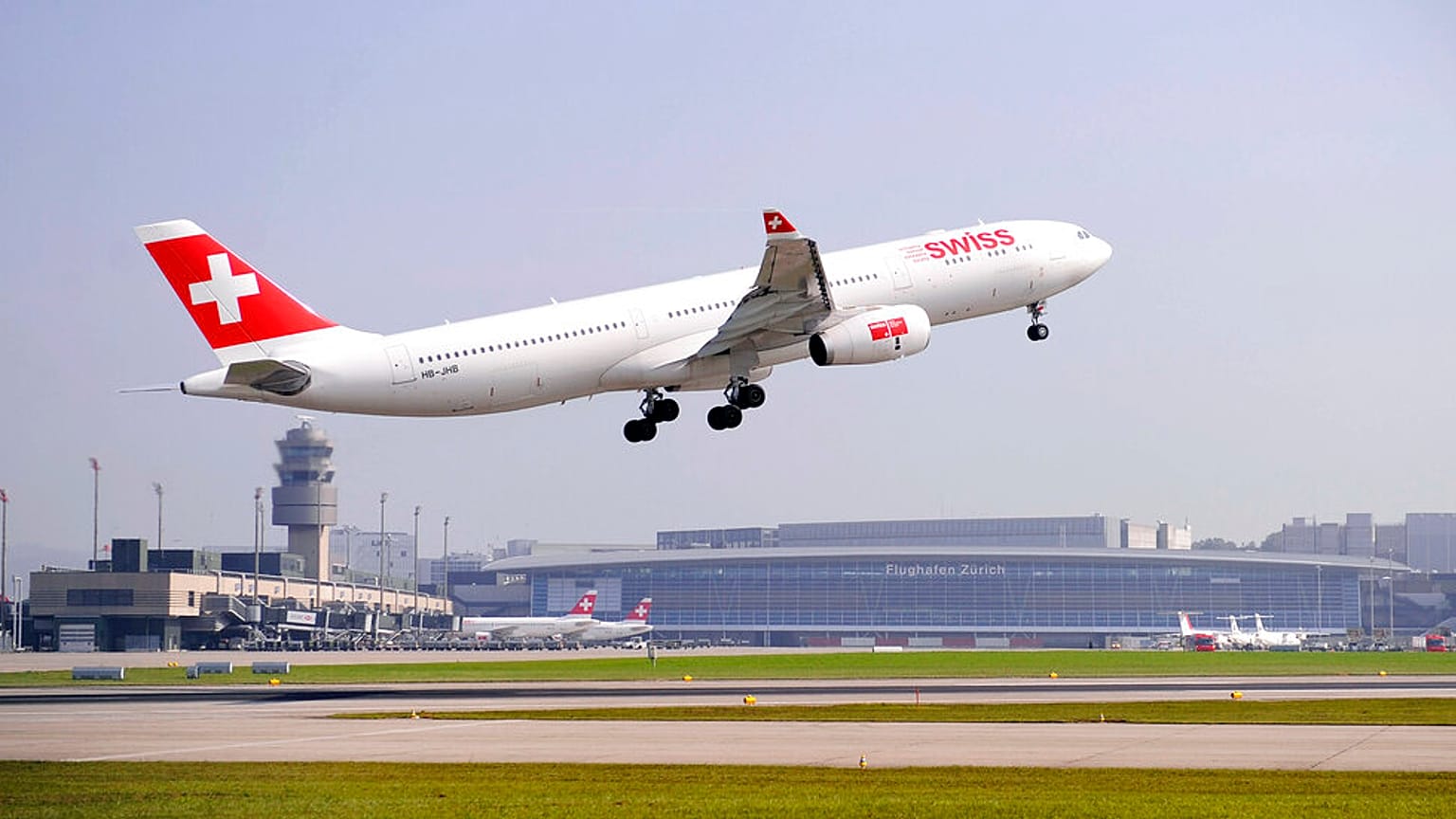 Flugzeug der Swiss Air hebt vom Flughafen Zürich ab, 28.9.2009