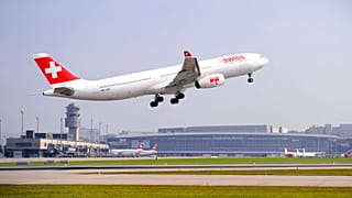 Flugzeug der Swiss Air hebt vom Flughafen Zürich ab, 28.9.2009