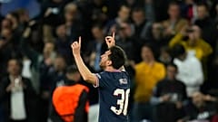 Ο Λιονέλ Μέσι πανηγυρίζει το πρώτο του γκολ με την Παρί