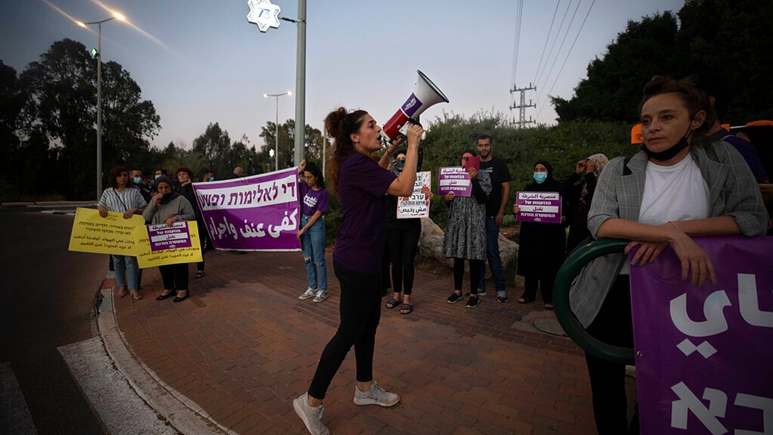 مظاهرة للتنديد بجرائم العنف تحت وسم "حياة العرب مهمة"، قرب منزل وزير الأمن العام، عمر بارليف، في بلدة كوخاف يائير وسط إسرائيل، السبت 25 سبتمبر 2021