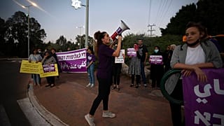 مظاهرة للتنديد بجرائم العنف تحت وسم "حياة العرب مهمة"، قرب منزل وزير الأمن العام، عمر بارليف، في بلدة كوخاف يائير وسط إسرائيل، السبت 25 سبتمبر 2021