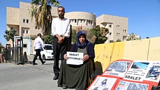 Emine Şenyaşar ve oğlu Ferit Şenyaşar, Urfa Adliyesi önünde 9 Mart’tan bu yana 'adalet nöbeti' eylemi yapıyor. 