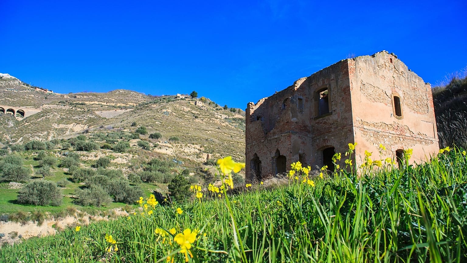 A single dilapidated house in the Italian countryside. 