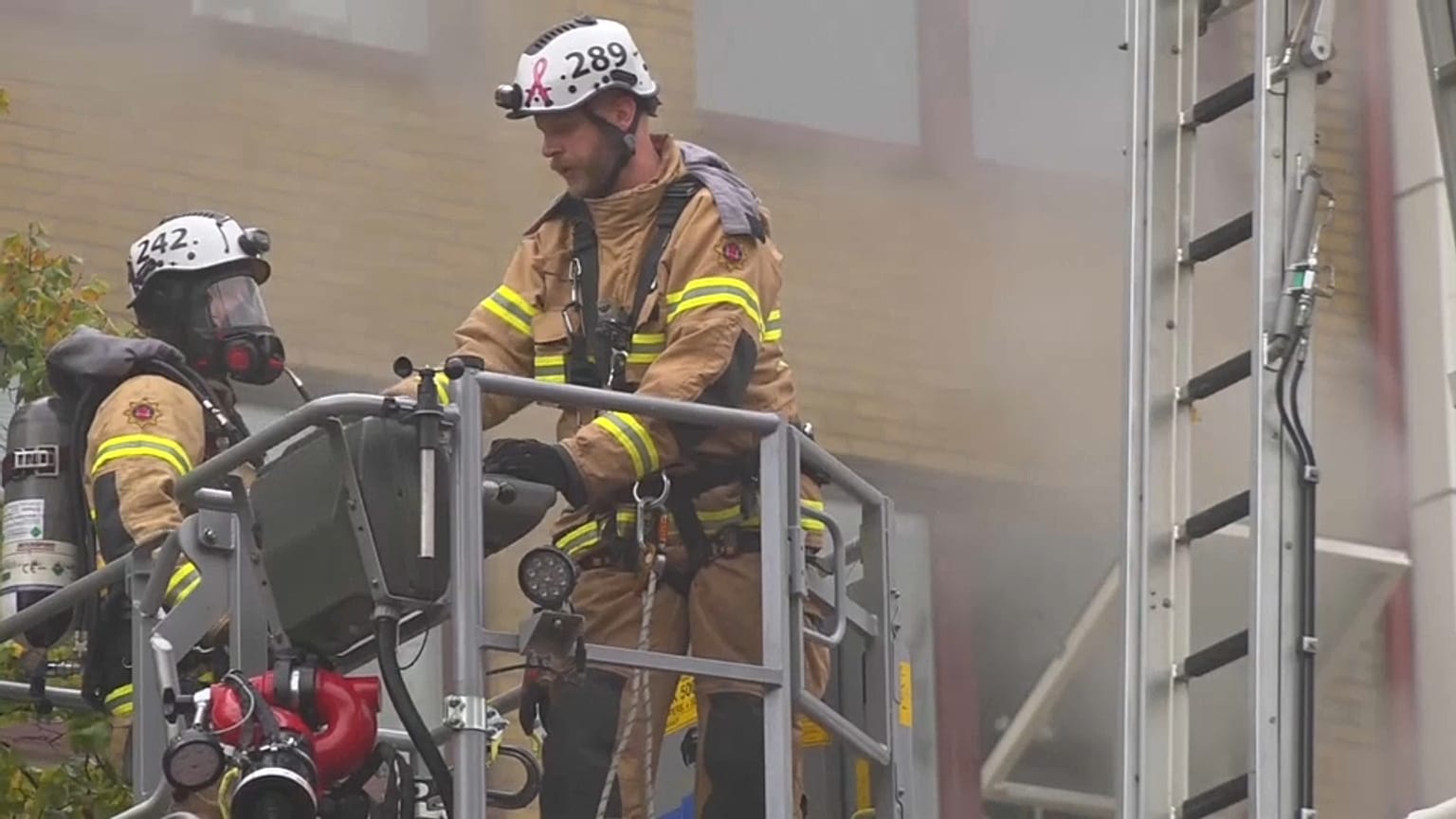 Feuerwehr kämpft gegen Feuer im Mehrfamilienhaus in Göteborg
