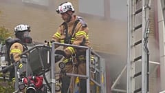 Feuerwehr kämpft gegen Feuer im Mehrfamilienhaus in Göteborg