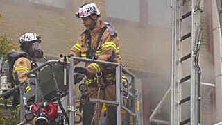 Feuerwehr kämpft gegen Feuer im Mehrfamilienhaus in Göteborg