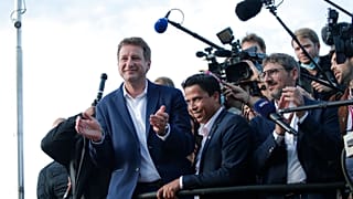 Entouré de journalistes, le candidat écologiste à la présidentielle, Yannick Jadot, à Paris, le 28 septembre 2021