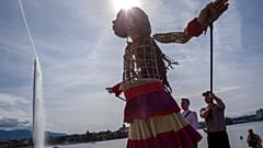 Puppe mit dem Namen Amal steht für Flüchtlinge
