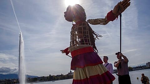 Puppe mit dem Namen Amal steht für Flüchtlinge