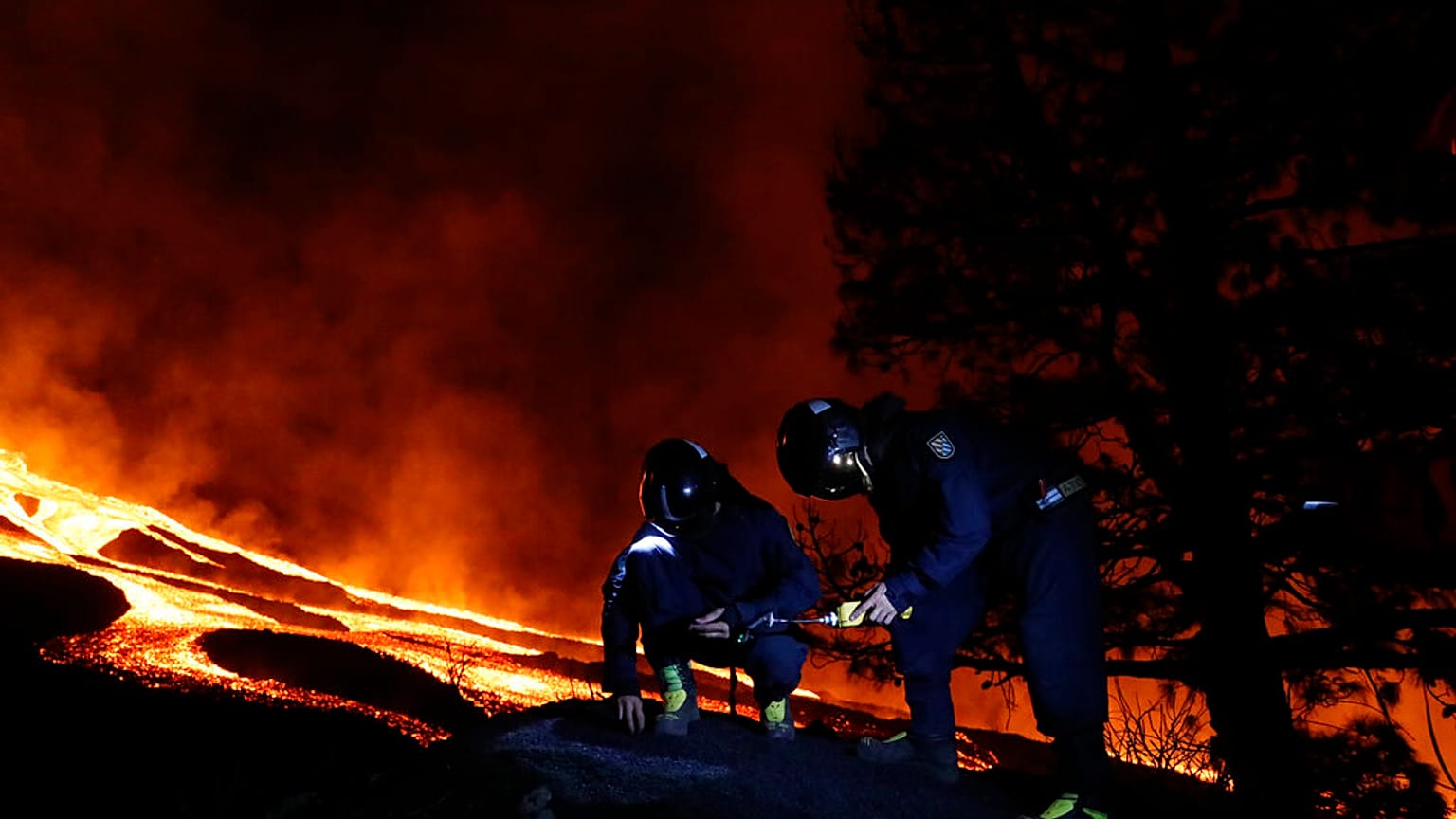 Elementos da Unidade espanhola de Emergência Militar fazem a leitura de gases tóxicos perto do rio de lava na ilha de La Palma, no arquipélago das Canárias