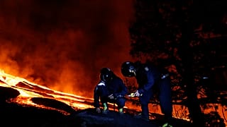 Elementos da Unidade espanhola de Emergência Militar fazem a leitura de gases tóxicos perto do rio de lava na ilha de La Palma, no arquipélago das Canárias
