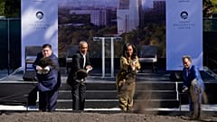 Los Obama ponen la primera piedra de su centro para formar a líderes