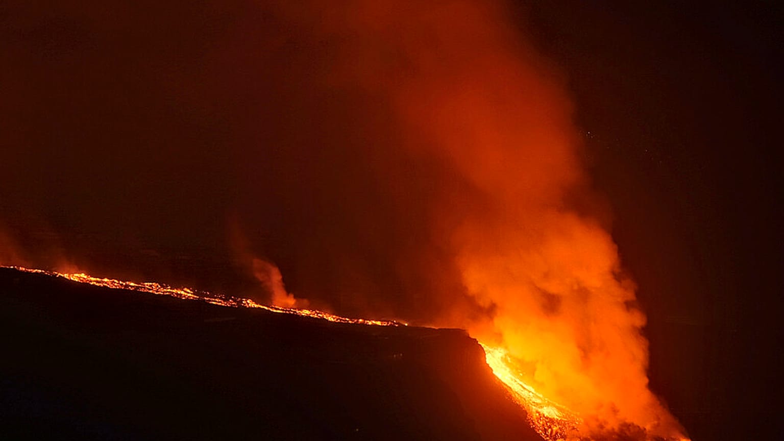 La lava del volcán Cumbre Vieja de La Palma (España) cayendo al mar