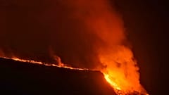 La lava del volcán Cumbre Vieja de La Palma (España) cayendo al mar
