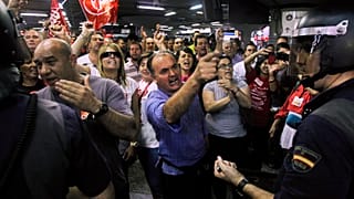 İspanya'da toplu ulaşım sektöründeki kesintiler sırasında gerçeleştirilen bir protesto (arşiv)