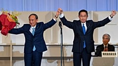 Le futur chef du gouvernement japonais Fumio Kishida, à droite et le premier ministre sortant Yoshihide Suga, Tokyo, 29 septembre 2021 