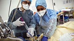 Membres du personnel médical de l'hôpital Bichat à Paris soignant un malade du Covid-19, le 22 avril 2021