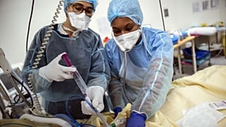 Membres du personnel médical de l'hôpital Bichat à Paris soignant un malade du Covid-19, le 22 avril 2021