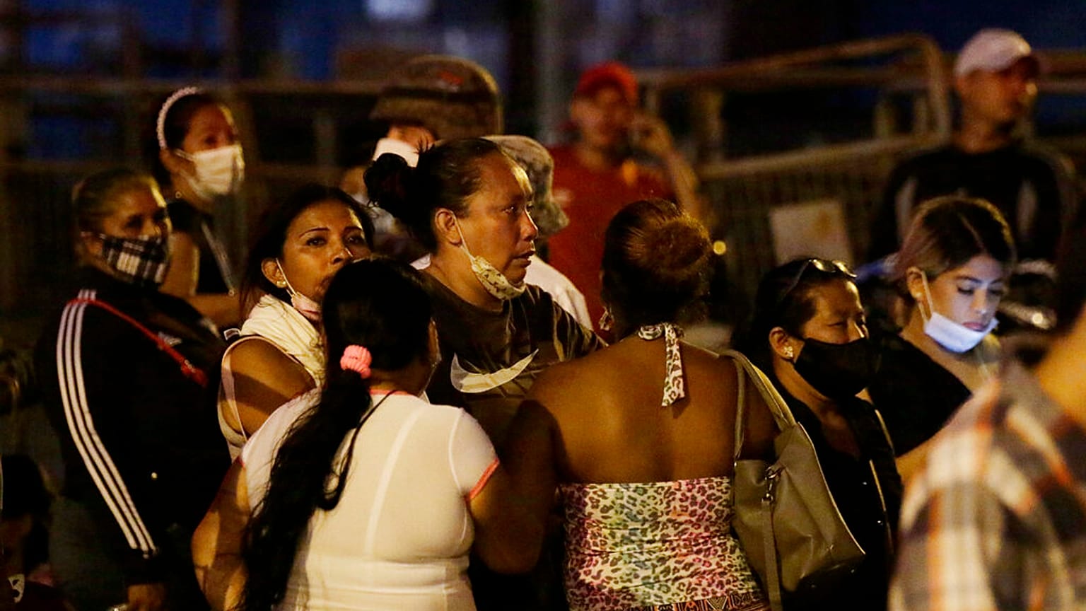 Aggodó rokonok siettek a helyszínre - 2021. szeptember 28. - Guayaquil, ECUADOR
