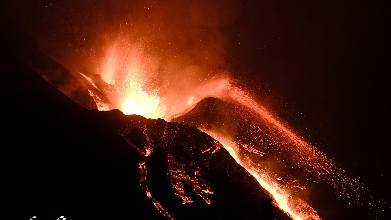 Península criada pelo Cumbre Vieja continua a crescer e ameaça partir-se