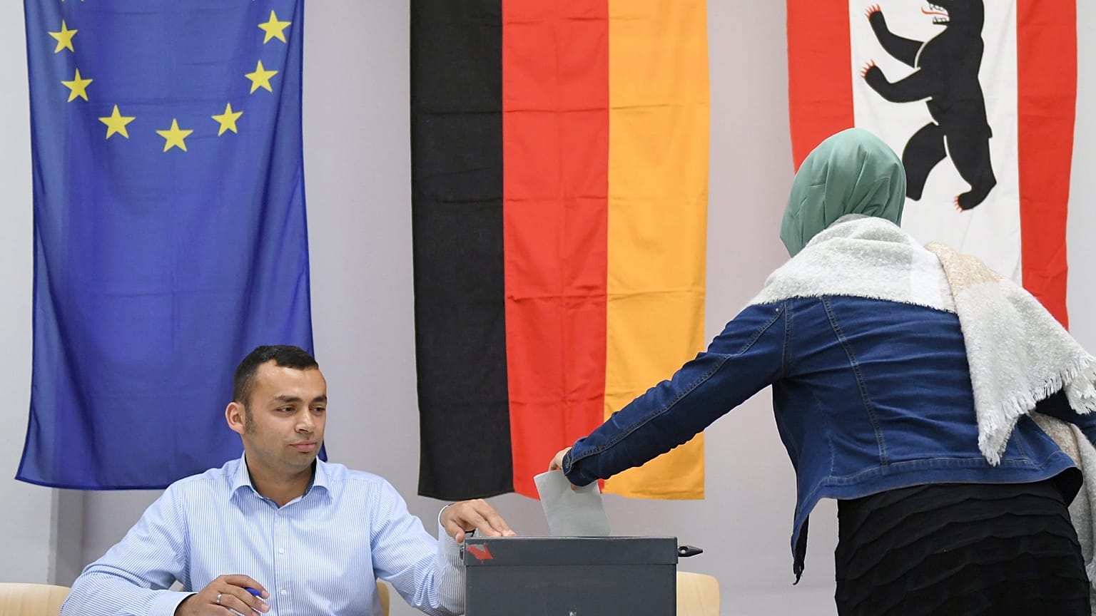 Almanya'daki genel seçimlerde, SPD yüzde 25 oy alarak birinci parti oldu.
