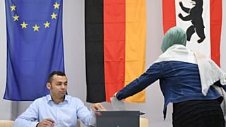 Almanya'daki genel seçimlerde, SPD yüzde 25 oy alarak birinci parti oldu.