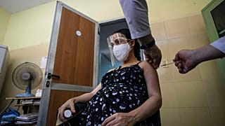 Eine Schwangere wird in Havanna mit dem kubanischen Impfstoff "Abdala" geimpft