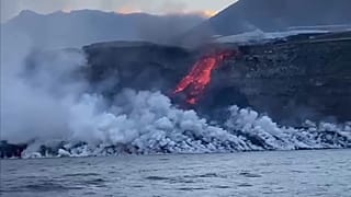 La Palma: la lava del vulcano raggiunge l'Oceano