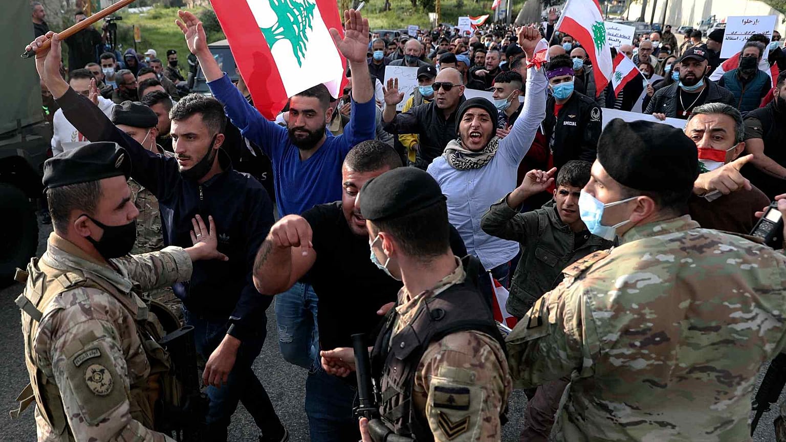 مظاهرات مناهضة للحكومة بالقرب من القصر الرئاسي في بعبدا، شرق بيروت، لبنان، السبت 27  مارس 2021