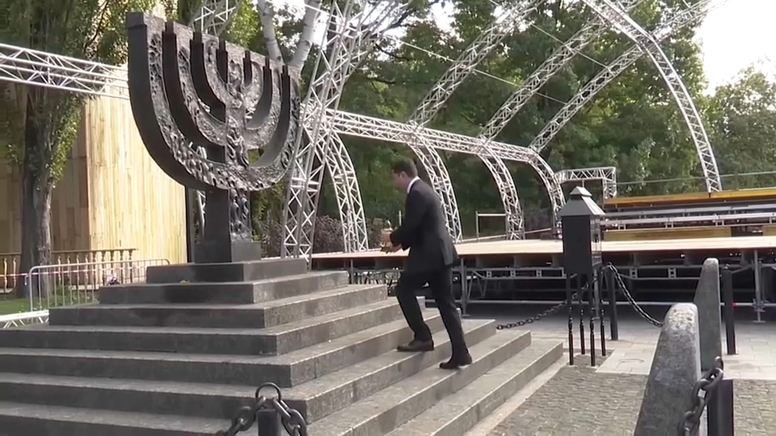 Volodymyr Zelenskyy colocou uma coroa de flores no monumento dedicado às vítimas