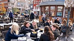 Junge Leute in Roskilde in Dänemark