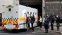 Londra mahkeme binası önü 