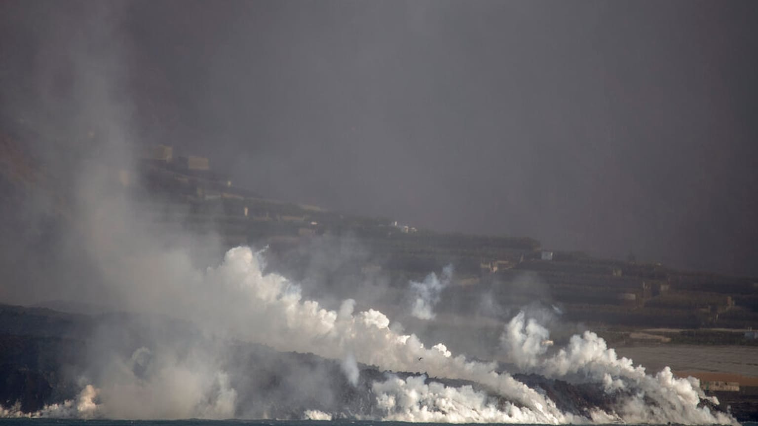 Formación de columnas de vapor al entrar la lava en contacto con el mar en La Palma