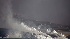 Formación de columnas de vapor al entrar la lava en contacto con el mar en La Palma
