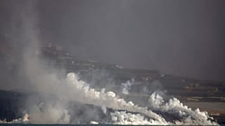 Formación de columnas de vapor al entrar la lava en contacto con el mar en La Palma