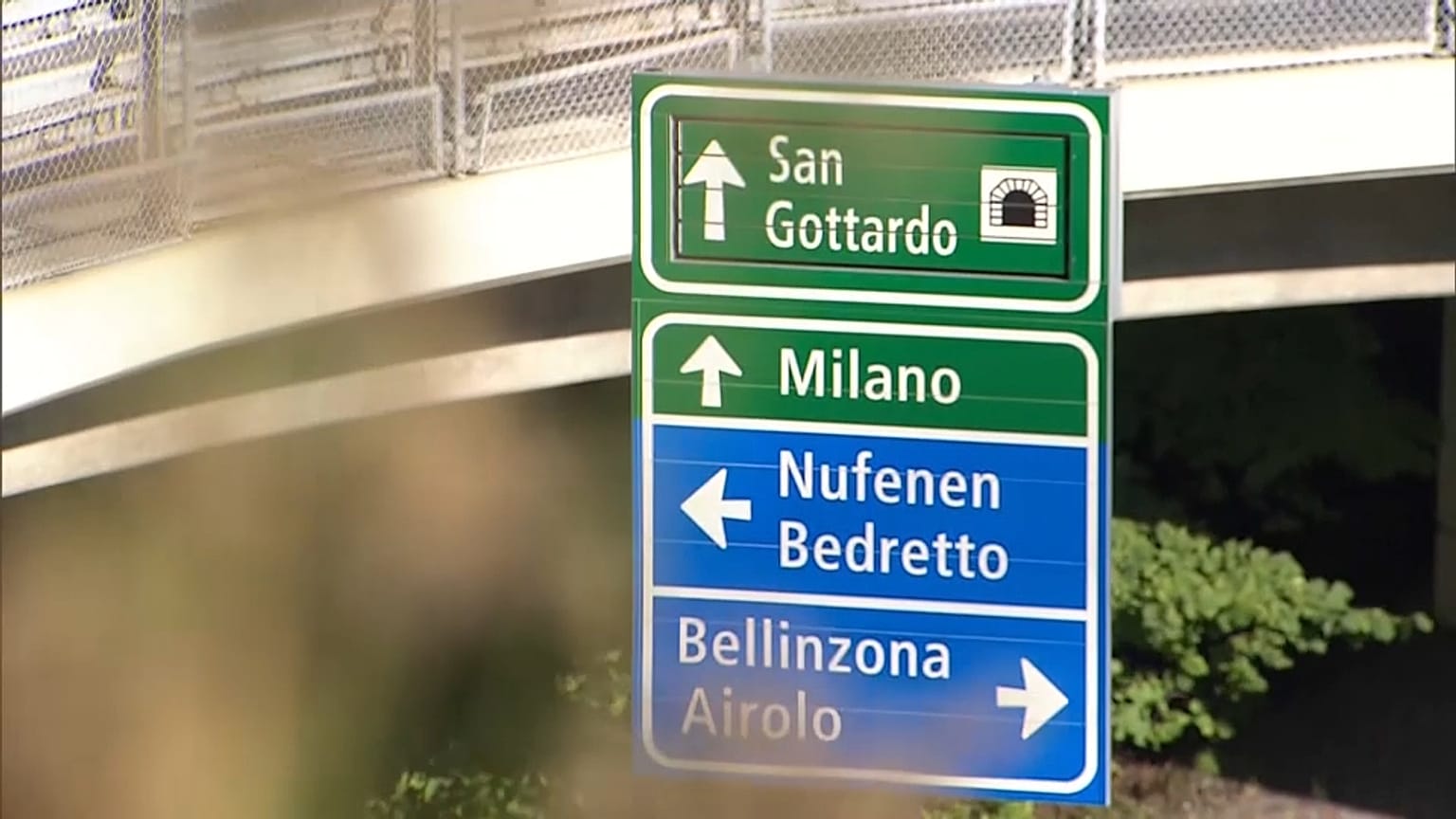 Straßenschild am Gotthard-Tunnel