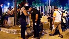 Συγγενής κρατούμενου απαρηγόρητος ενώ μεταφέρονται δεκάδες σοροί μετά το ξέσπασμα βίας σε φυλακή στον Ισημερινό