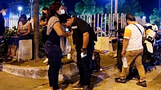 Συγγενής κρατούμενου απαρηγόρητος ενώ μεταφέρονται δεκάδες σοροί μετά το ξέσπασμα βίας σε φυλακή στον Ισημερινό