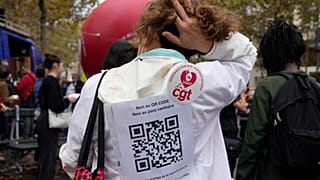 عاملة في المجال الطبي خلال تجمع احتجاجي على فرض الشهادة الصحية وإلزامية التطعيم للقطاع الصحي، خارج وزارة الصحة في باريس، 14 سبتمبر 2021