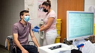 Harmadik, emlékeztető védőoltás beadása Salgótarjánban