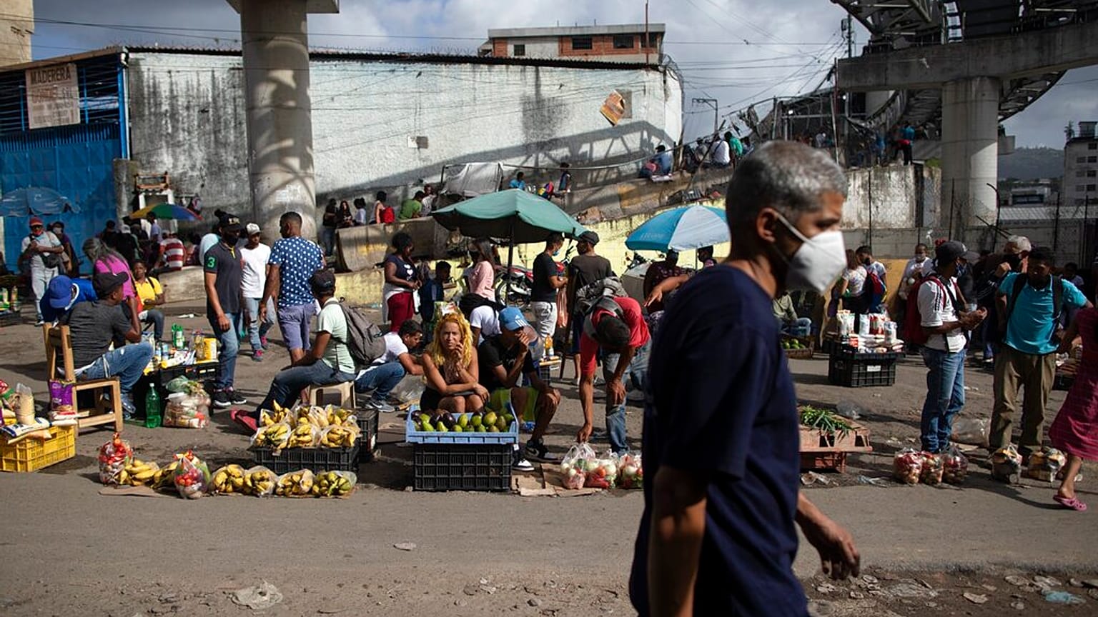 Venezuela'nın başkenti Karakas'ta bir halk pazarı. Ülkede paranın hükmü kalmadığı için gıda ürünlerinin takas edilmesine sıkça rastlanıyor.