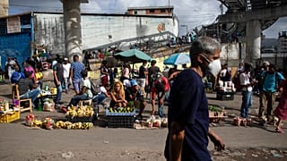 Venezuela'nın başkenti Karakas'ta bir halk pazarı. Ülkede paranın hükmü kalmadığı için gıda ürünlerinin takas edilmesine sıkça rastlanıyor.