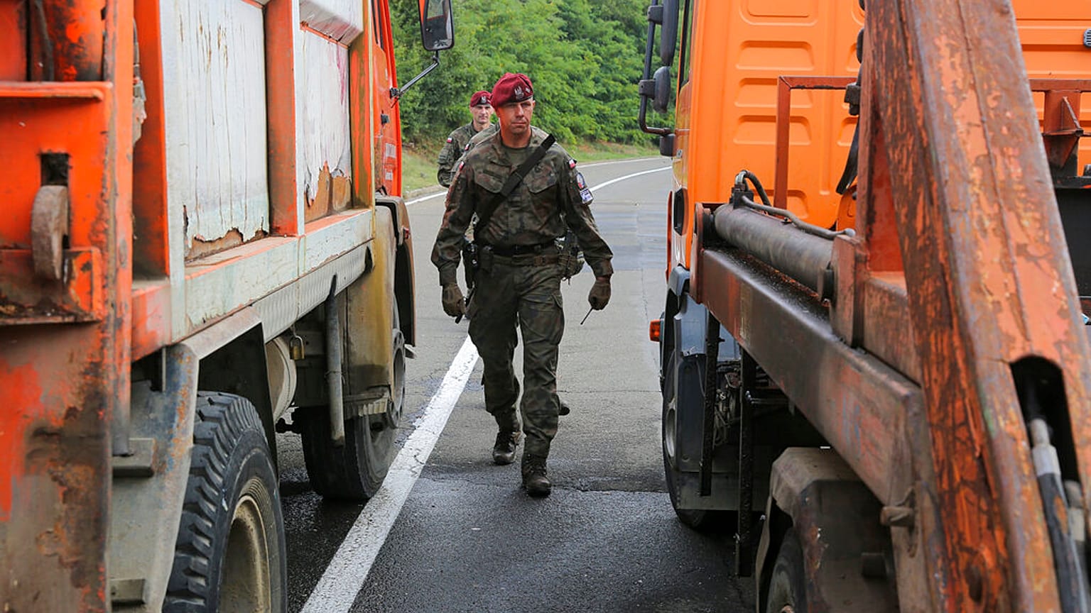Serbia y Kosovo alcanzan un acuerdo en Bruselas para frenar la crisis de las matrículas