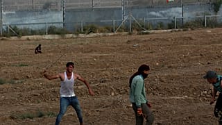 جنود اسرائيليون قرب السياج الحدودي لقطاع غزة مع اسرائيل.