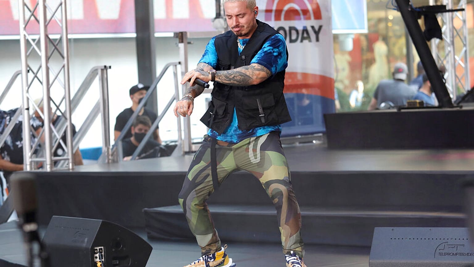 J Balvin durante una actuación en Nueva York
