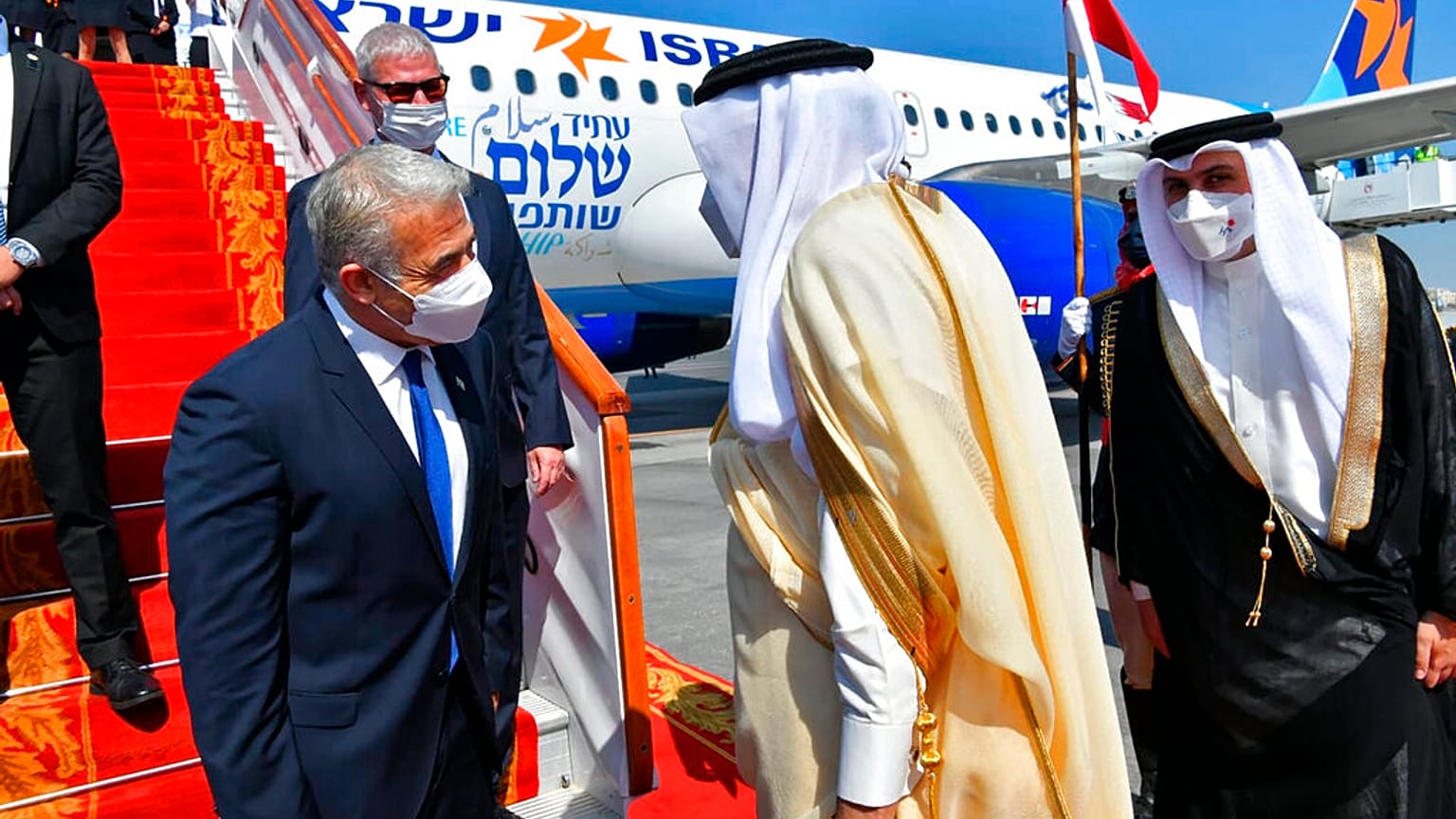 وزير الخارجية الإسرائيلي يائير لبيد، يلتقي بنظيره البحريني، عبد اللطيف بن راشد الزياني، في أول زيارة رسمية إلى البحرين، الخميس 30 سبتمبر 2021